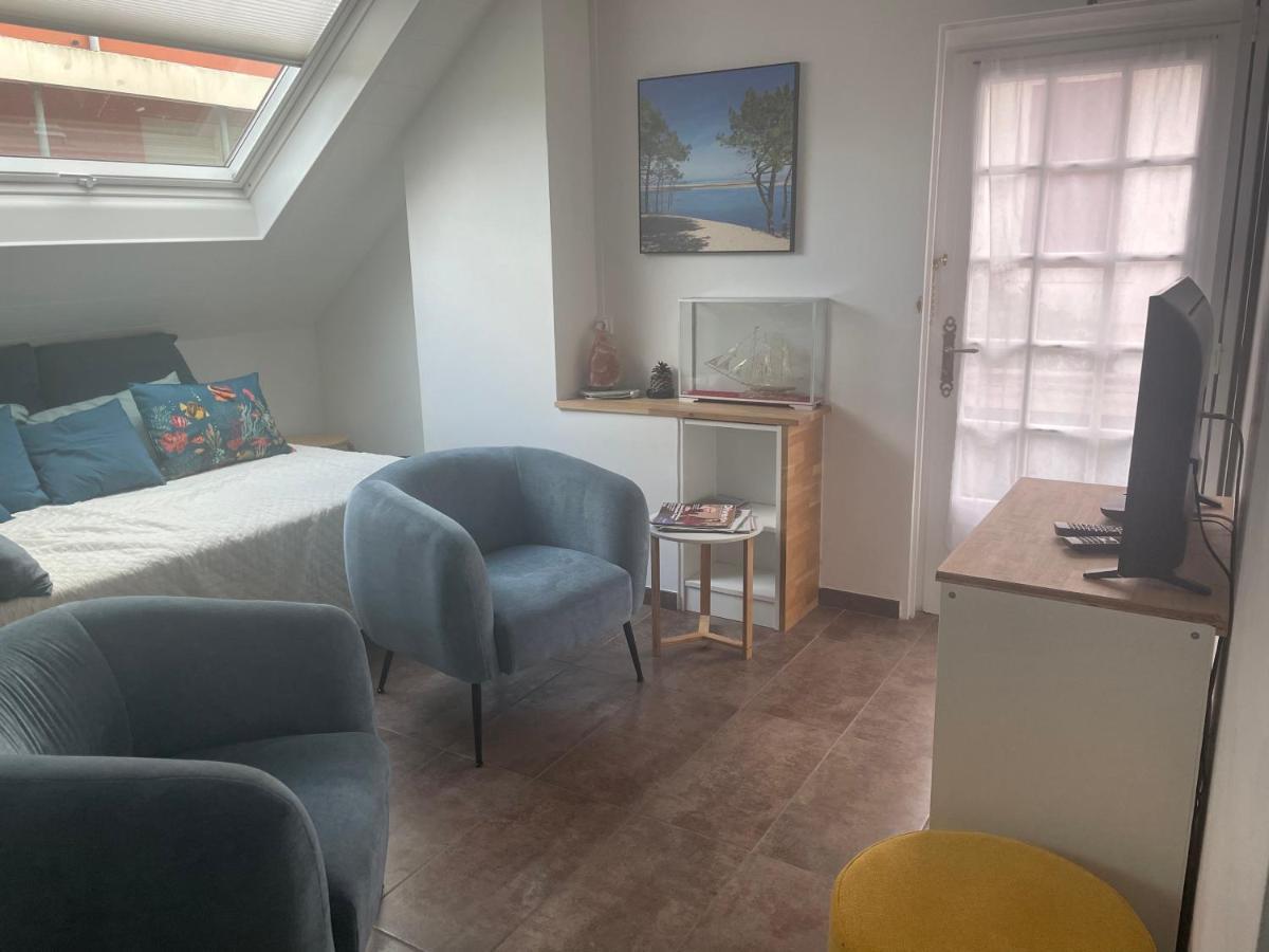 2 Pieces, Idealement Situe Plage Et Centre *